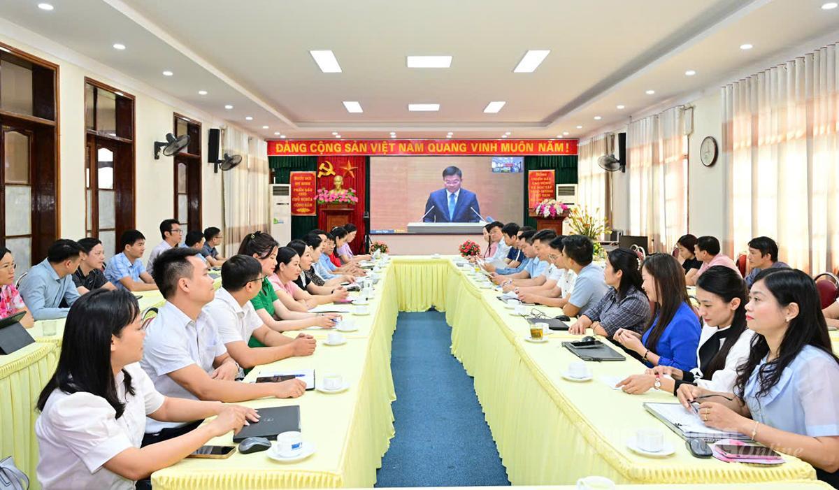Cập nhật ảnh: Các đại biểu dự hội nghị tại điểm cầu Sở Giáo dục và Đào tạo.