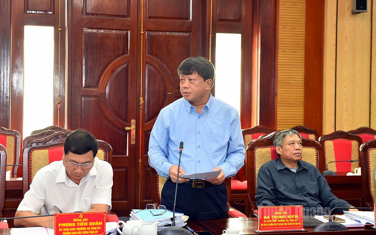 Đồng chí Hà Trung Kiên, Phó Chủ tịch Thường trực Ủy ban MTTQ tỉnh báo cáo công tác chuẩn bị các nội dung tổ chức Đại hội của các tổ chức chính trị - xã hội.