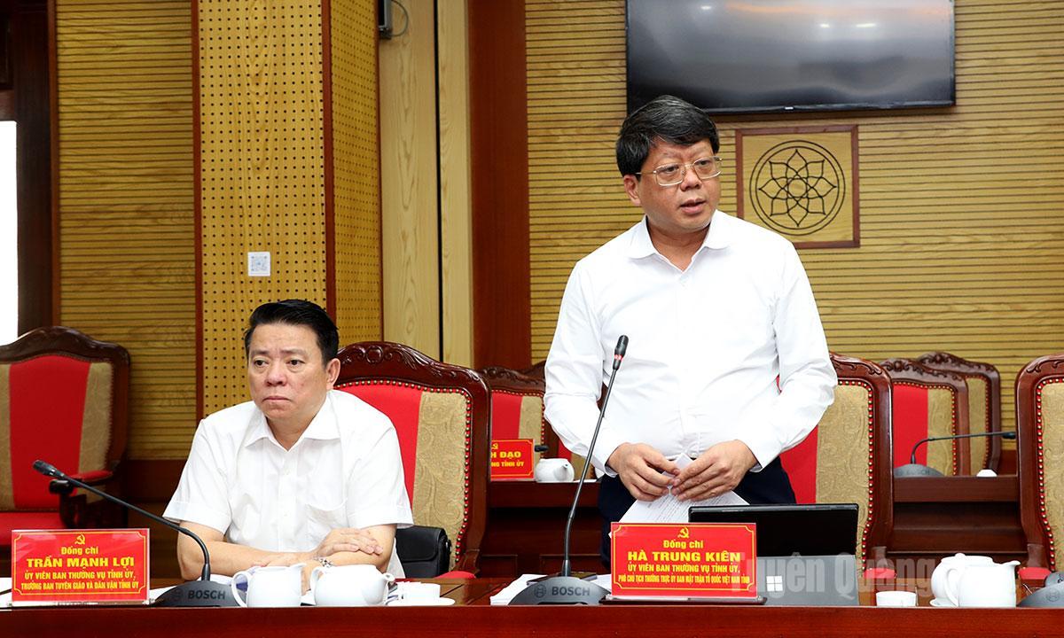 Phó Chủ tịch Thường trực Ủy ban MTTQ tỉnh Hà Trung Kiên thảo luận tại buổi làm việc.