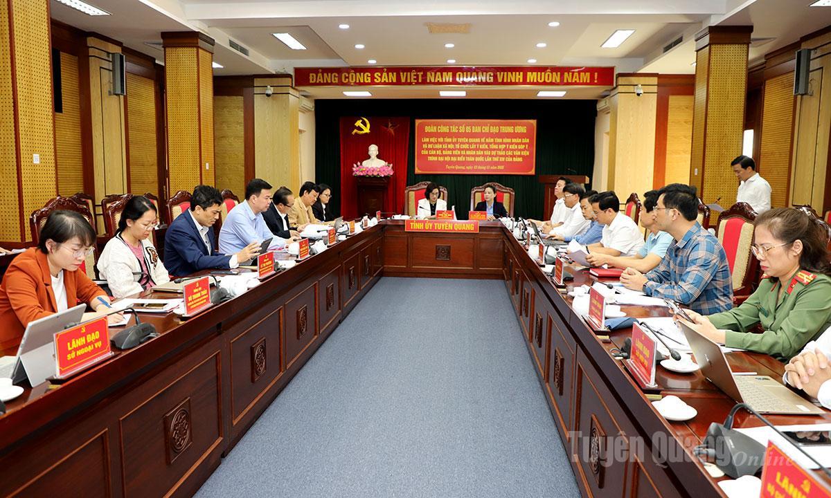 Quang cảnh buổi làm việc.