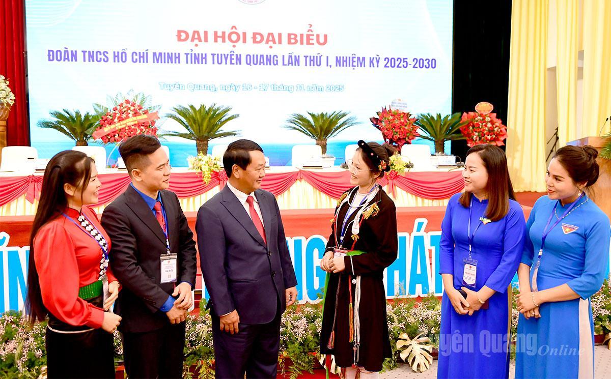 Bí thư Tỉnh ủy Hầu A Lềnh trò chuyện cùng đại biểu tại Đại hội.