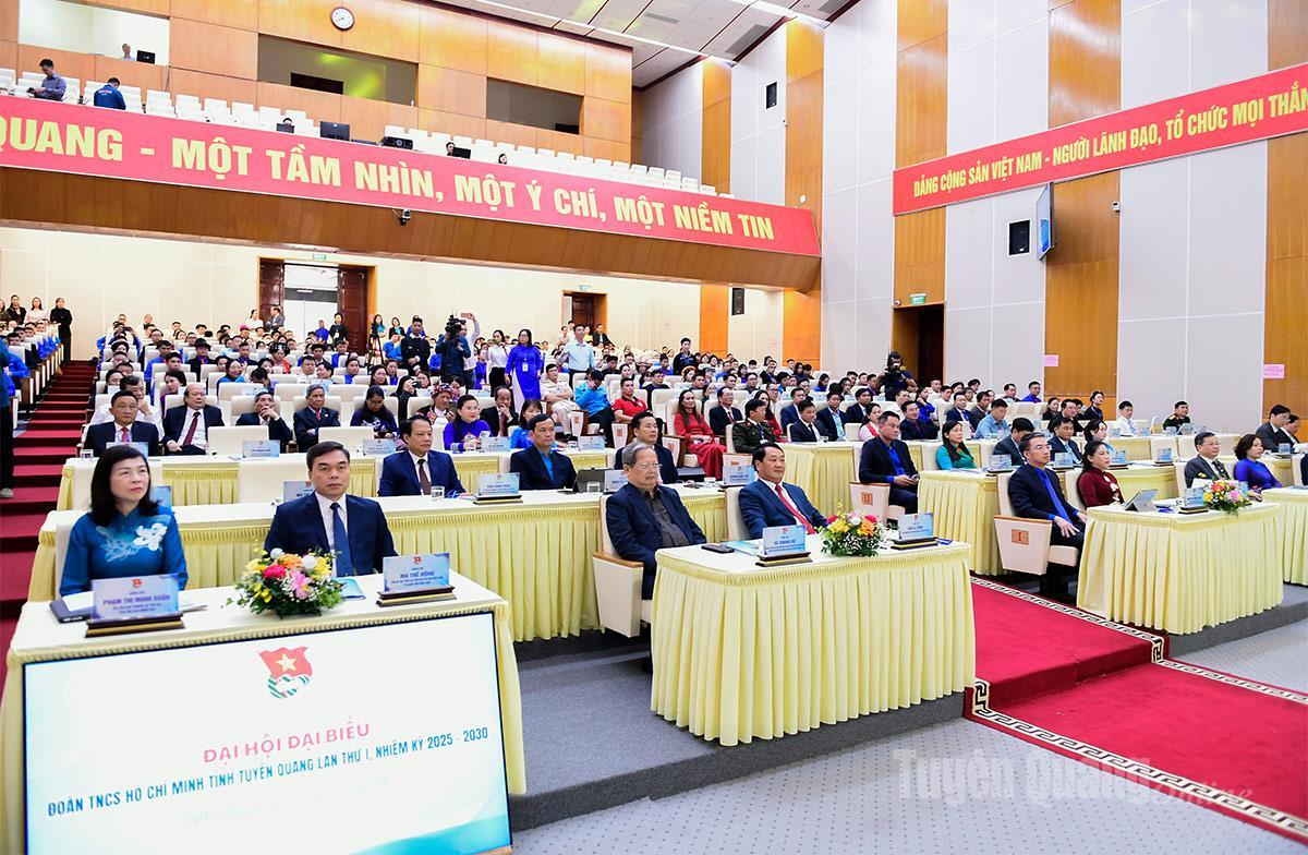 Các đồng chí lãnh đạo trung ương, lãnh đạo tỉnh và đại biểu dự Đại hội.