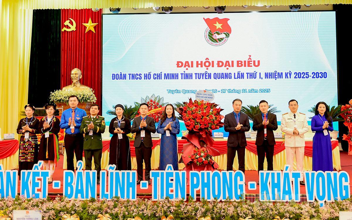 Lãnh đạo Trung ương Đoàn tặng hoa chúc mừng Đại hội.