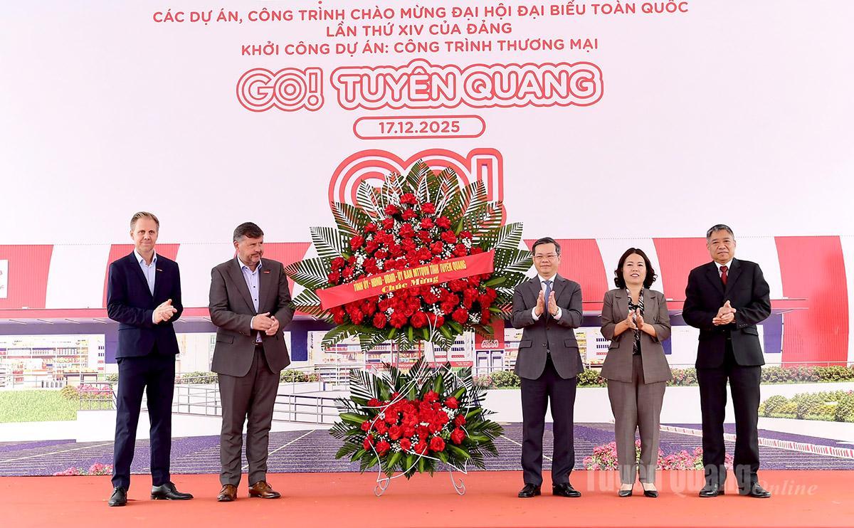 Đồng chí Chủ tịch HĐND tỉnh Nguyễn Văn Sơn và các đồng chí lãnh đạo tỉnh tặng hoa chúc mừng buổi lễ.