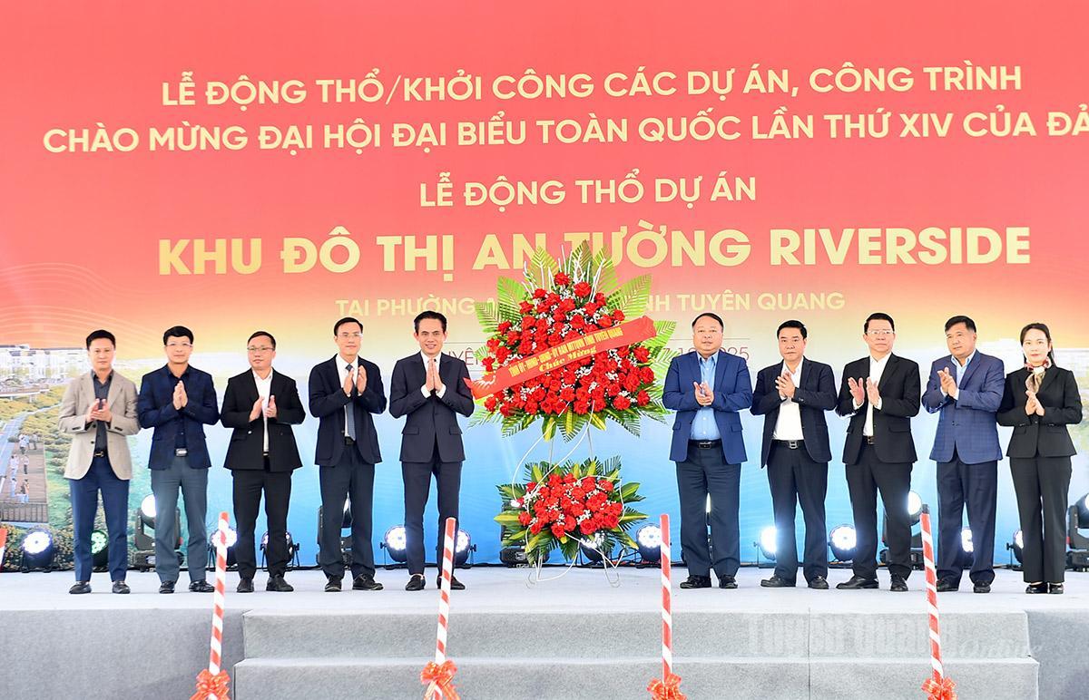 Các đồng chí lãnh đạo tỉnh tặng hoa chúc mừng Tập đoàn Videc.