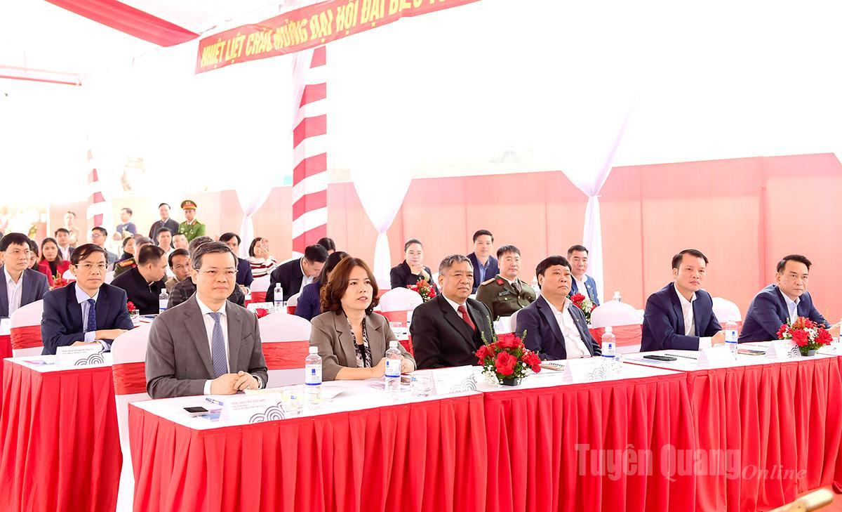 Đồng chí Chủ tịch HĐND tỉnh Nguyễn Văn Sơn và các đồng chí lãnh đạo tỉnh dự Lễ khởi công dự án công trình thương mại GO! Tuyên Quang, tại phường An Tường.