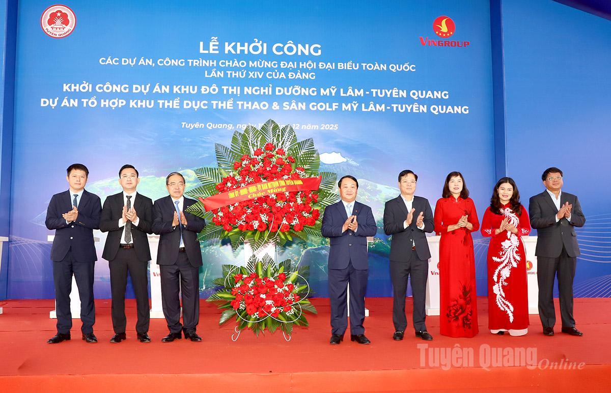 Bí thư Tỉnh ủy Hầu A Lềnh tặng Lẵng hoa của Tỉnh ủy, HĐND, UBND, Ủy ban MTTQ tỉnh cho Công ty cổ phần Vinhomes.