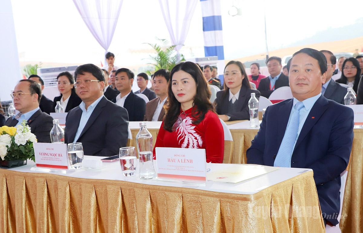 Bí thư Tỉnh ủy Hầu A Lềnh và các đồng chí lãnh đạo tỉnh dự buổi lễ.