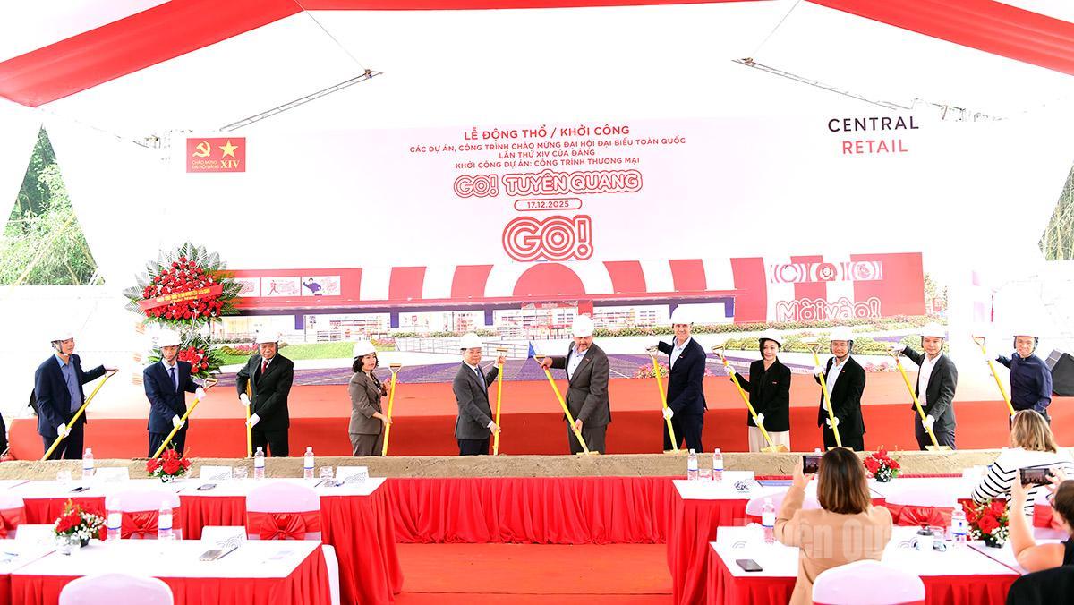 Đại biểu thực hiện nghị thức khởi công công trình.