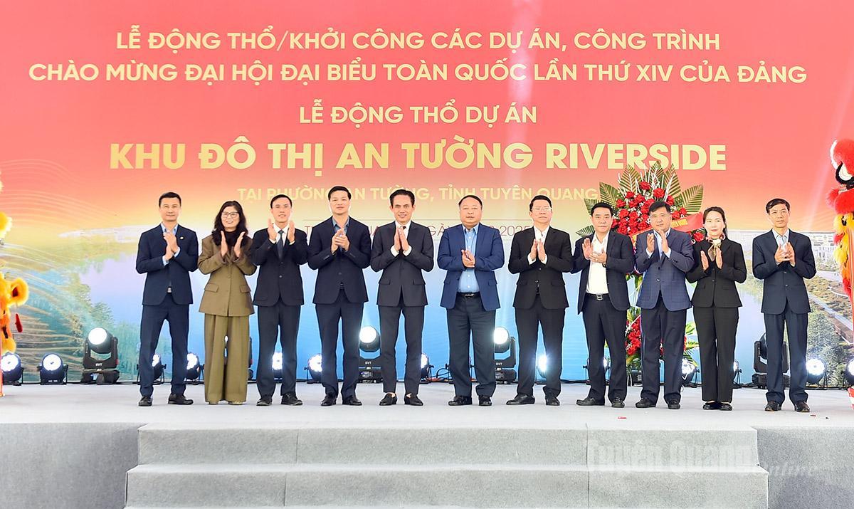Các đồng chí lãnh đạo tỉnh và Tập đoàn Videc chụp ảnh tại lễ động thổ Khu đô thị An Tường Riverside..
