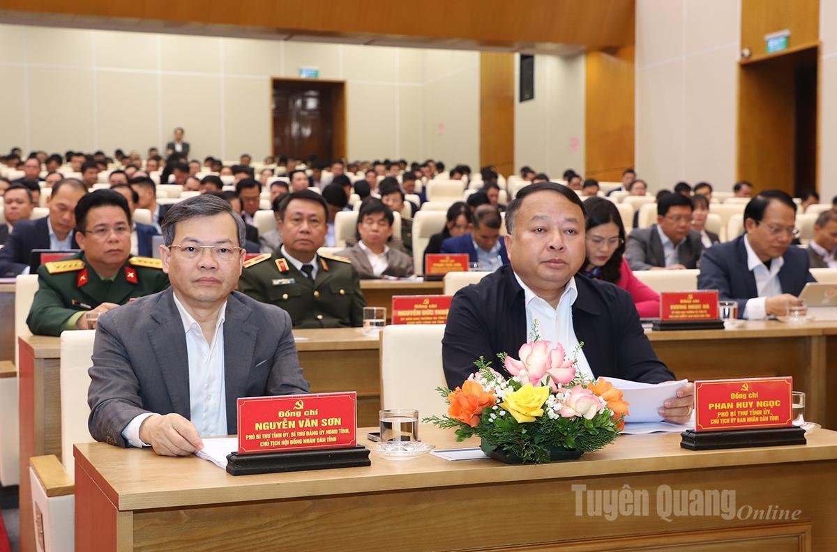 Phó Bí thư Tỉnh ủy, Chủ tịch HĐND tỉnh Nguyễn Văn Sơn; Phó Bí thư Tỉnh ủy, Chủ tịch UBND tỉnh Phan Huy Ngọc và các đại biểu dự hội nghị.
