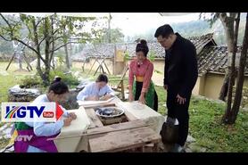 Nghệ thuật vẽ sáp ong trên vải lanh