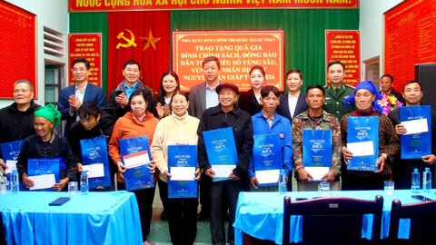Đoàn công tác Nhà xuất bản Chính trị quốc gia Sự thật thăm và chúc tết cán bộ, chiến sĩ và nhân dân huyện Xín Mần