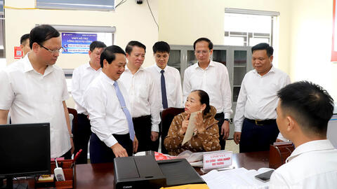 Bí thư Tỉnh ủy Hầu A Lềnh thăm xã Tân Trào