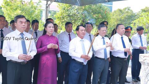 Đoàn đại biểu dự Đại hội Đảng bộ tỉnh lần thứ I dâng hương tưởng nhớ Chủ tịch Hồ Chí Minh và các Anh hùng liệt sỹ