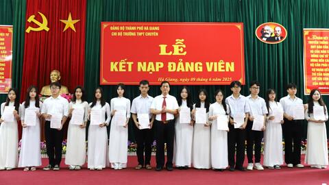 Trường THPT Chuyên Hà Giang kết nạp Đảng cho 15 học sinh ưu tú