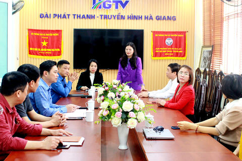 Trưởng Ban Tuyên giáo Tỉnh ủy Vương Ngọc Hà làm việc với Báo Hà Giang và Đài PT-TH tỉnh