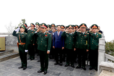 Đoàn công tác Bộ Tổng Tham mưu Quân đội Nhân dân Việt Nam dự Lễ thượng cờ và tặng quà tại Đồng Văn