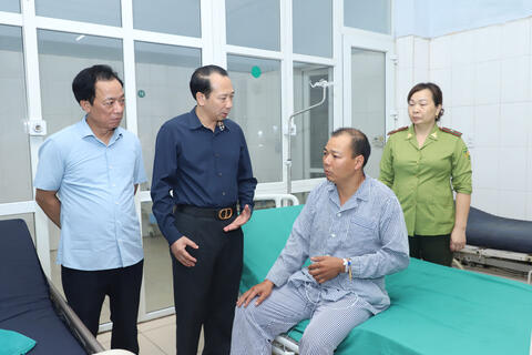 Phó chủ tịch UBND tỉnh Trần Đức Quý thăm hỏi, động viên gia đình có người hy sinh và cán bộ bị thương khi tham gia chữa cháy rừng Tây Côn Lĩnh