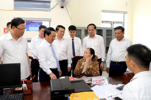Bí thư Tỉnh ủy Hầu A Lềnh thăm xã Tân Trào