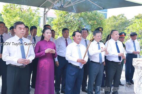 Đoàn đại biểu dự Đại hội Đảng bộ tỉnh lần thứ I dâng hương tưởng nhớ Chủ tịch Hồ Chí Minh và các Anh hùng liệt sỹ