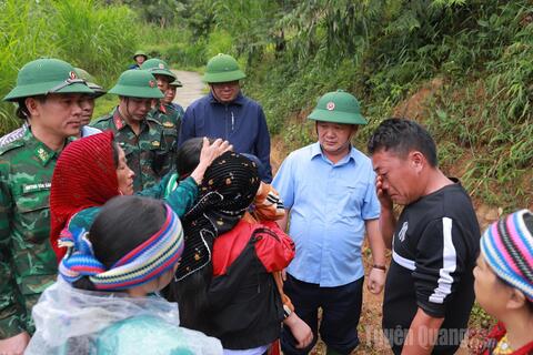 Bí thư Tỉnh uỷ Hầu A Lềnh kiểm tra, chỉ đạo công tác tìm kiếm nạn nhân mất tích do sạt lở đất tại thôn Má Lầu A, xã Lũng Cú