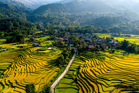 <a href="/thong-tin-chuyen-de/du-lich" title="Du lịch, Dịch vụ" rel="dofollow">Du lịch, Dịch vụ</a>