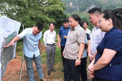 Chủ tịch UBND tỉnh Phan Huy Ngọc kiểm tra các dự án ổn định dân cư ở Xín Mần