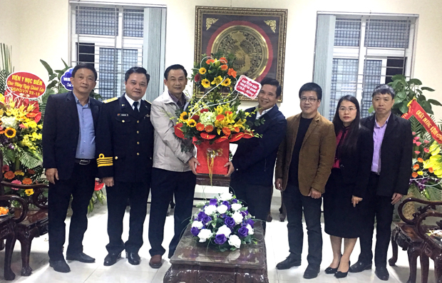 Trưởng ban Tuyên giáo Tỉnh ủy Sèn Chỉn Ly tặng quà Viện Y học Hải quân.