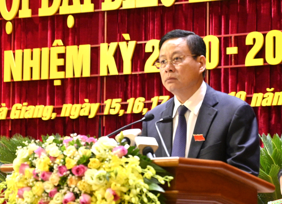 Phó Bí thư Tỉnh ủy, Chủ tịch UBND tỉnh Nguyễn Văn Sơn thông qua báo cáo tổng hợp ý kiến tham gia vào văn kiện Đại hội Đảng bộ tỉnh khóa XVII.