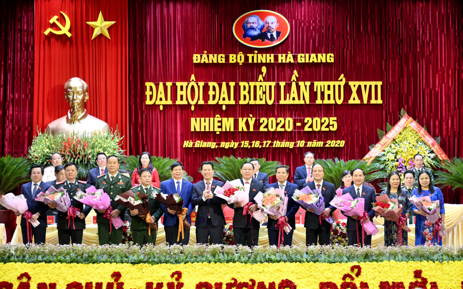Bí thư Tỉnh ủy Đặng Quốc Khánh tặng hoa chia tay các đồng chí Ủy viên BCH khóa XVI không tham gia BCH khóa XVII.