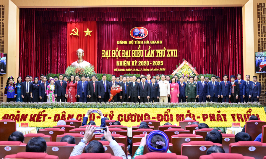 Đồng chí Hoàng Minh Nhất, nguyên Ủy viên T.Ư Đảng, nguyên Bí thư Tỉnh ủy tặng hoa chúc mừng BCH Đảng bộ tỉnh khóa XVII ra mắt Đại hội.