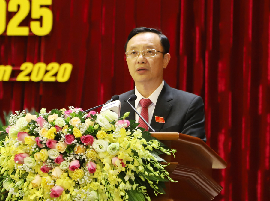 Phó Bí thư Tỉnh ủy, Chủ tịch HĐND tỉnh Thào Hồng Sơn thông qua báo cáo tổng hợp ý kiến tham gia vào văn kiện Đại hội XIII của Đảng.