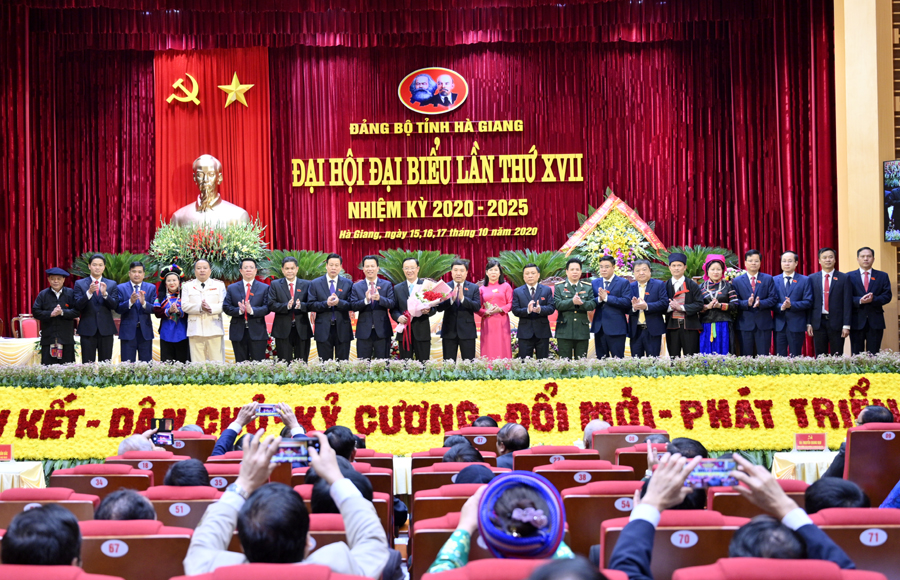 Bí thư Tỉnh ủy Đặng Quốc Khánh tặng hoa đoàn đại biểu đi dự Đại hội XIII của Đảng ra mắt Đại hội.