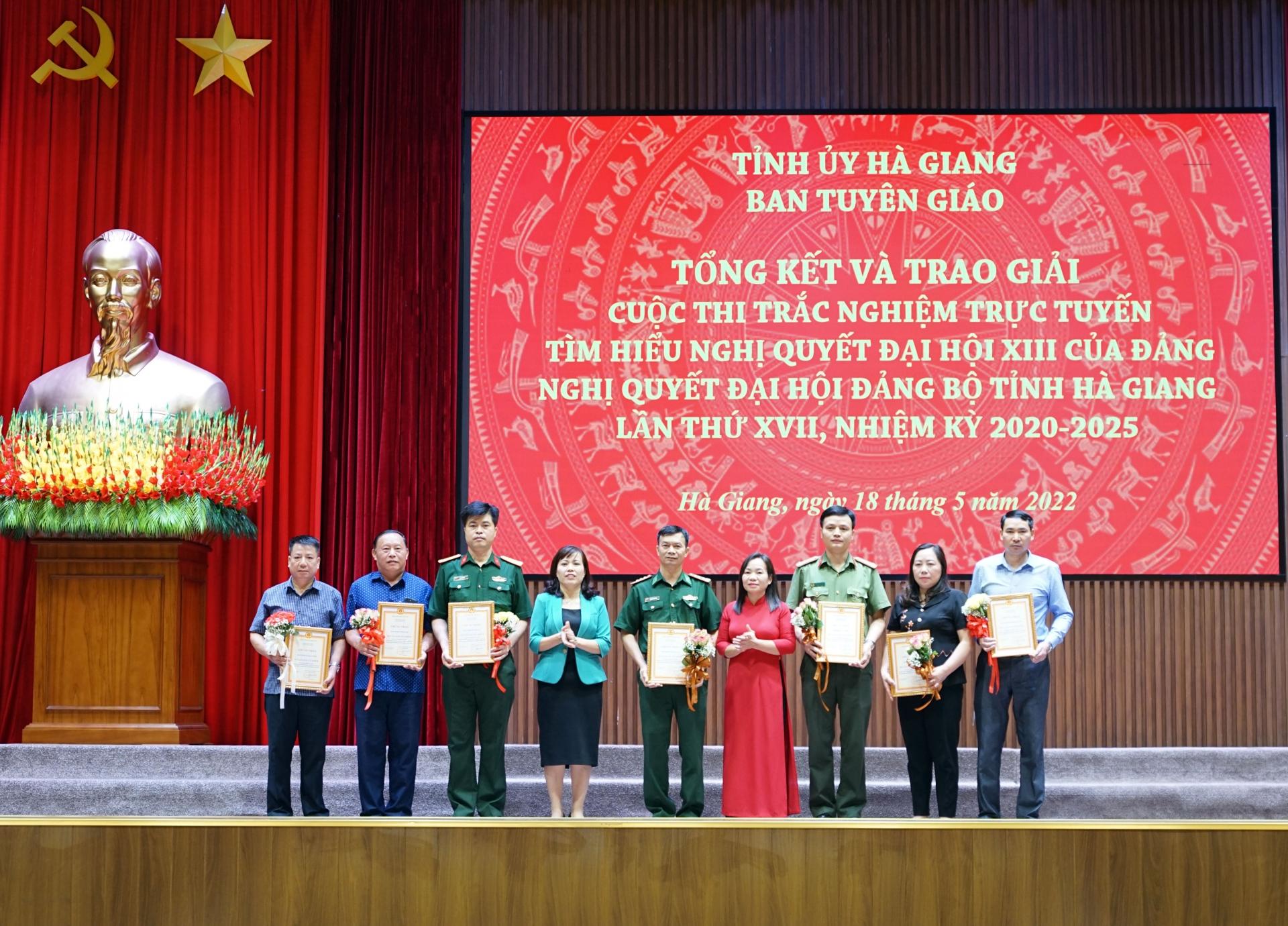 Phó Trưởng đoàn ĐBQH khóa XV tỉnh Lý Thị Lan và Phó Trưởng ban Tuyên giáo Tỉnh ủy Đặng Ái Xoan trao giải Khuyến khích cho các tập thể đạt giải.