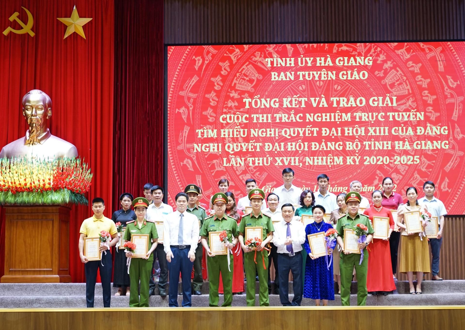 Trưởng ban Tuyên giáo Tỉnh ủy Vũ Mạnh Hà và Trưởng ban Tổ chức Tỉnh ủy Nguyễn Minh Tiến trao giải Nhì cho các cá nhân đạt giải.