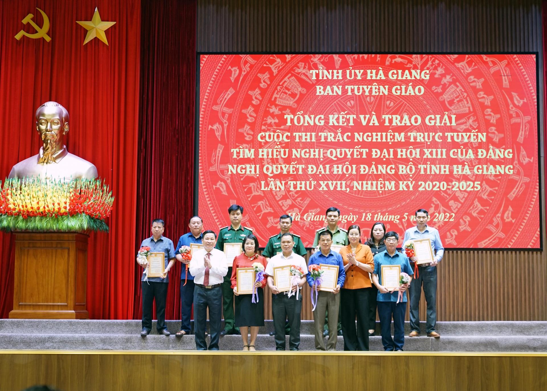 Phó Chủ tịch HĐND tỉnh Hoàng Văn Vịnh và Phó Chủ tịch UBND tỉnh Hà Thị Minh Hạnh trao giải Ba cho các tập thể đạt giải.