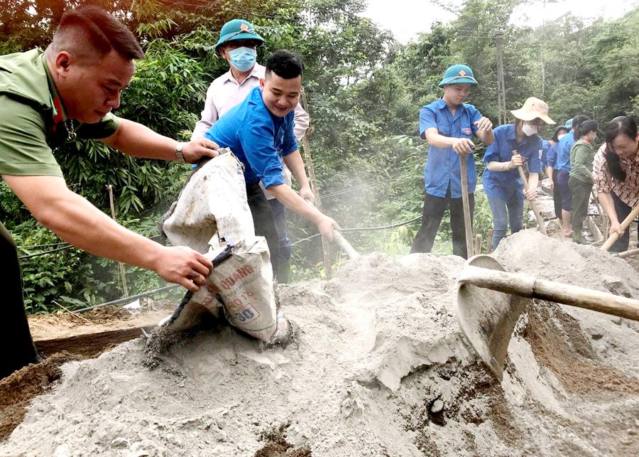 Huyện đoàn Quang Bình ra quân tình nguyện Hè làm đường bê tông nông thôn, tại xã Nà Khương.