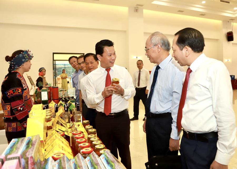 Bí thư Tỉnh ủy Đặng Quốc Khánh giới thiệu các sản phẩm đặc trưng, nổi tiếng của Hà Giang tới các đại biểu dự Hội thảo