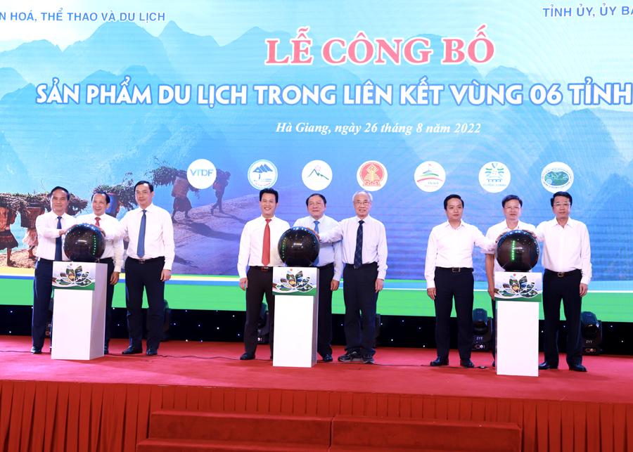 Thực hiện nghi thức Công bố sản phẩm mới du lịch trong liên kết vùng 6 tỉnh Việt Bắc