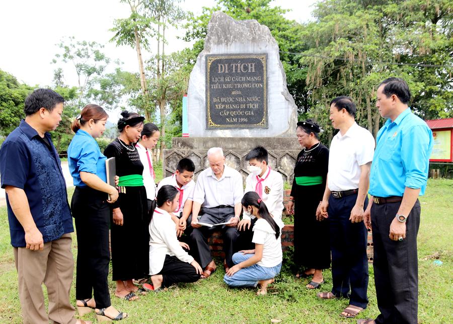 Thiếu nhi xã Bằng Hành (Bắc Quang) tìm hiểu truyền thống cách mạng tại Khu di tích lịch sử cách mạng Tiểu khu Trọng Con.                 Ảnh: Phương Thùy