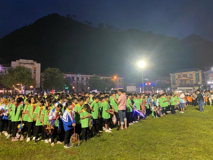 Nụ cười của trẻ em vùng cao Hà Giang vui đón Tết Trung thu - 4