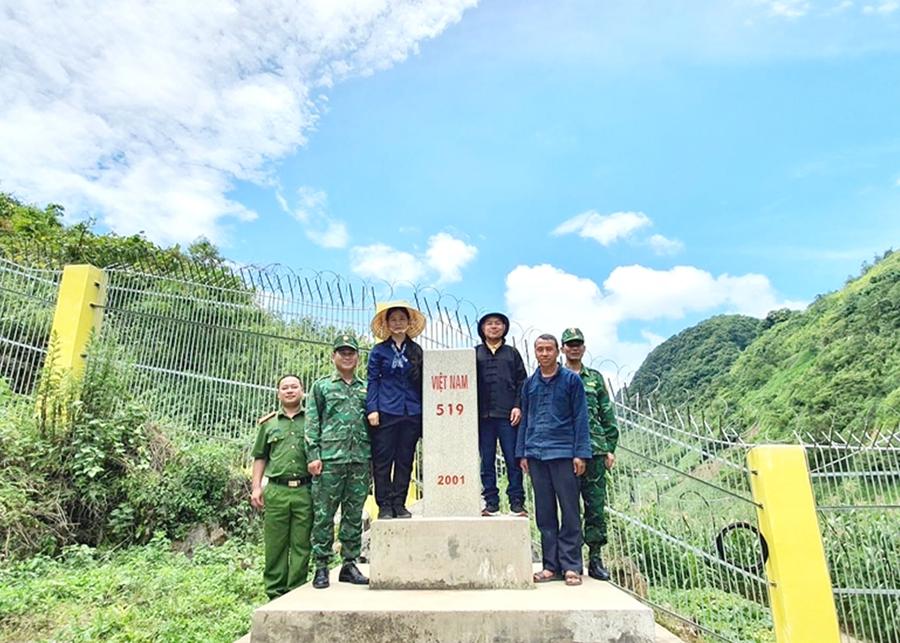Lãnh đạo huyện Mèo Vạc và người dân địa phương tuần tra đường biên, mốc giới tại xã Sơn Vĩ.