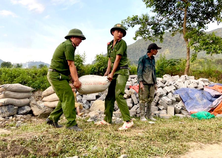 Công an xã Minh Tân (Vị Xuyên) vận chuyển vật liệu, giúp hộ nghèo xóa nhà tạm.