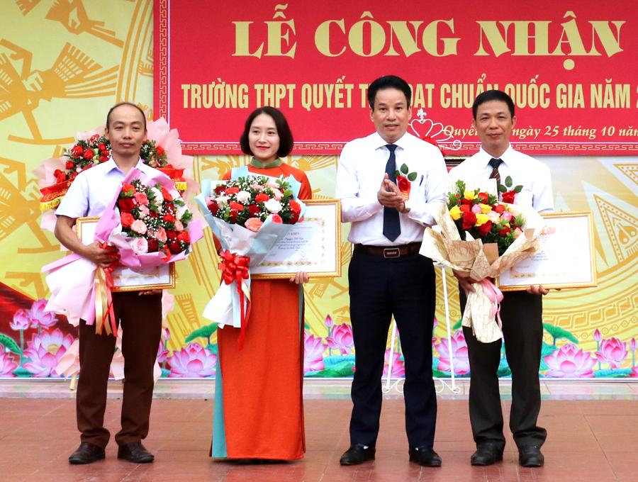 Giám đốc Sở GD&ĐT Nguyễn Thế Bình tặng giấy khen cho các cá nhân có thành tích xuất sắc