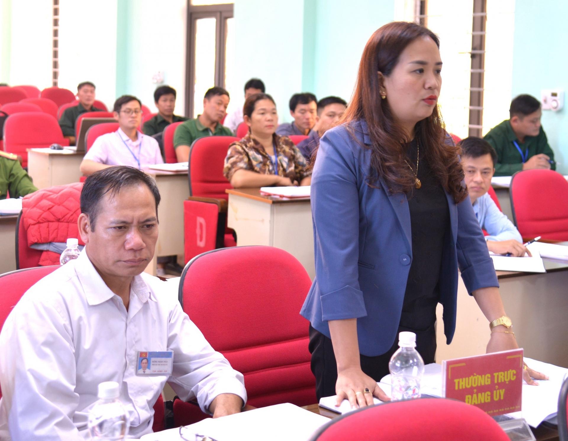 Bí thư Đảng ủy xã Đông Minh báo cáo kết quả một năm triển khai thực hiện Nghị quyết của BTV Tỉnh ủy.