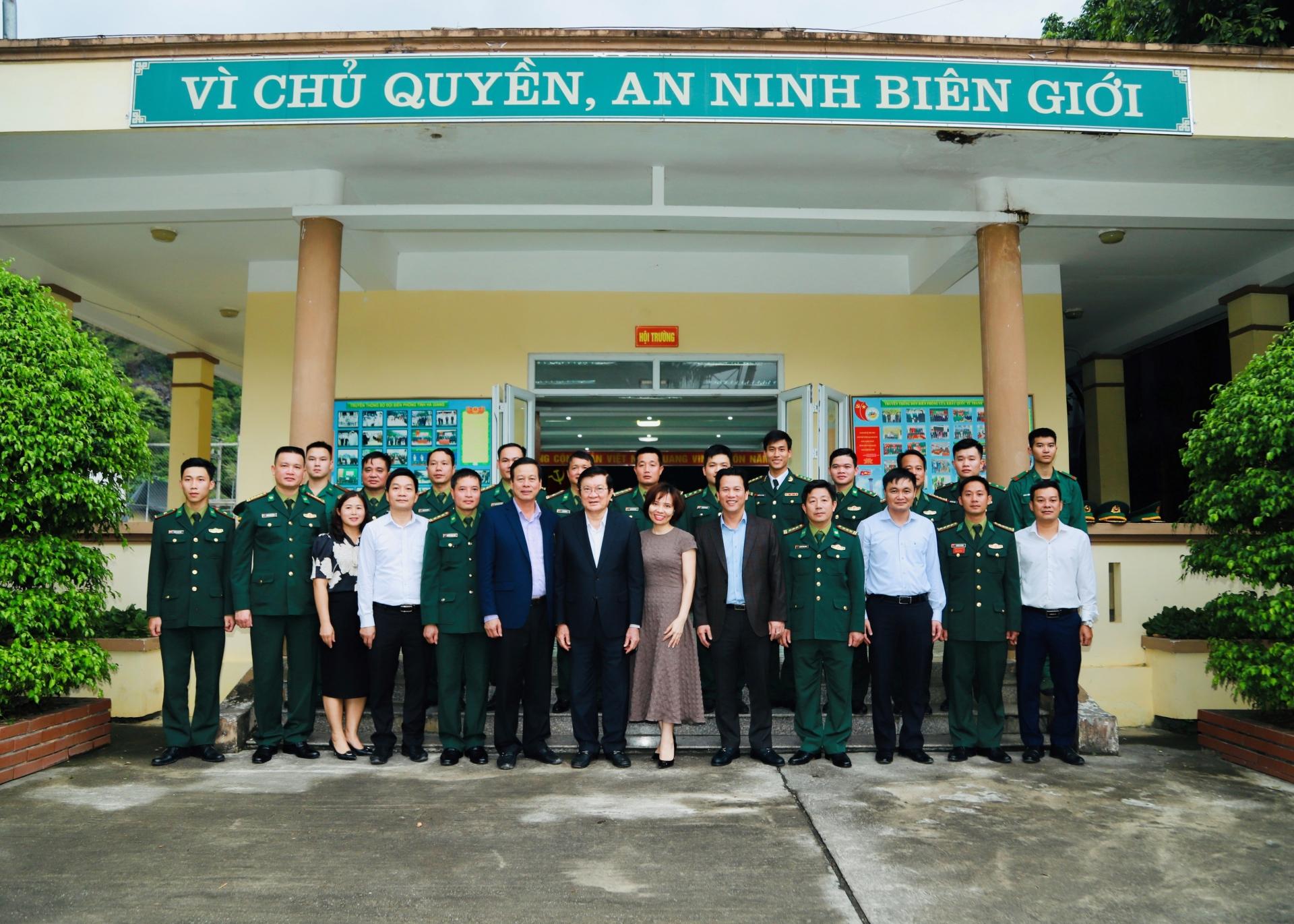 Nguyên Chủ tịch nước Trương Tấn Sang cùng đoàn công tác chụp ảnh lưu niệm với cán bộ, chiến sĩ Đồn Biên phòng Cửa khẩu Quốc tế Thanh Thủy