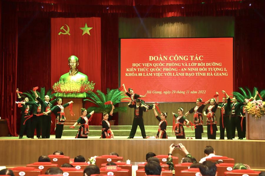 Tiết mục văn hoá bản sắc dân tộc Hà Giang chào mừng Đoàn công tác Học viện Quốc phòng