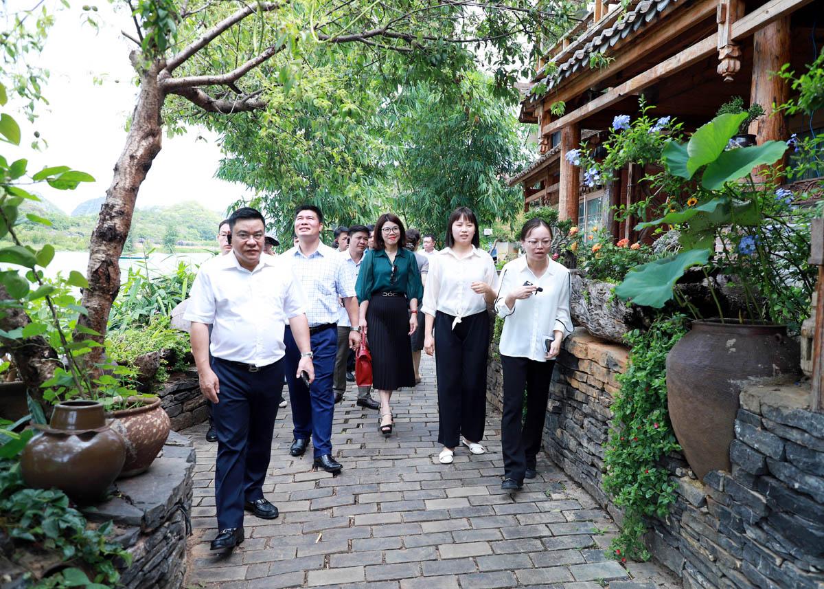 Phó Chủ tịch Thường trực UBND tỉnh Hoàng Gia Long và đoàn công tác khảo sát Trung tâm chấn hưng nông thôn của huyện Malypho, tỉnh Vân Nam (Trung Quốc).