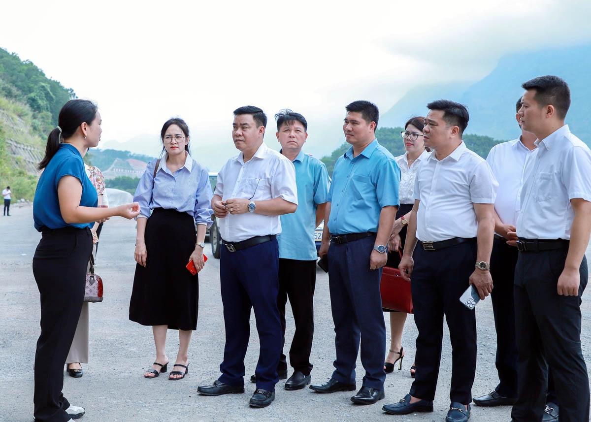 Phó Chủ tịch Thường trực UBND tỉnh Hoàng Gia Long và đoàn công tác khảo sát Dự án bãi hàng hóa tại Cửa khẩu Thiên Bảo (Trung Quốc).